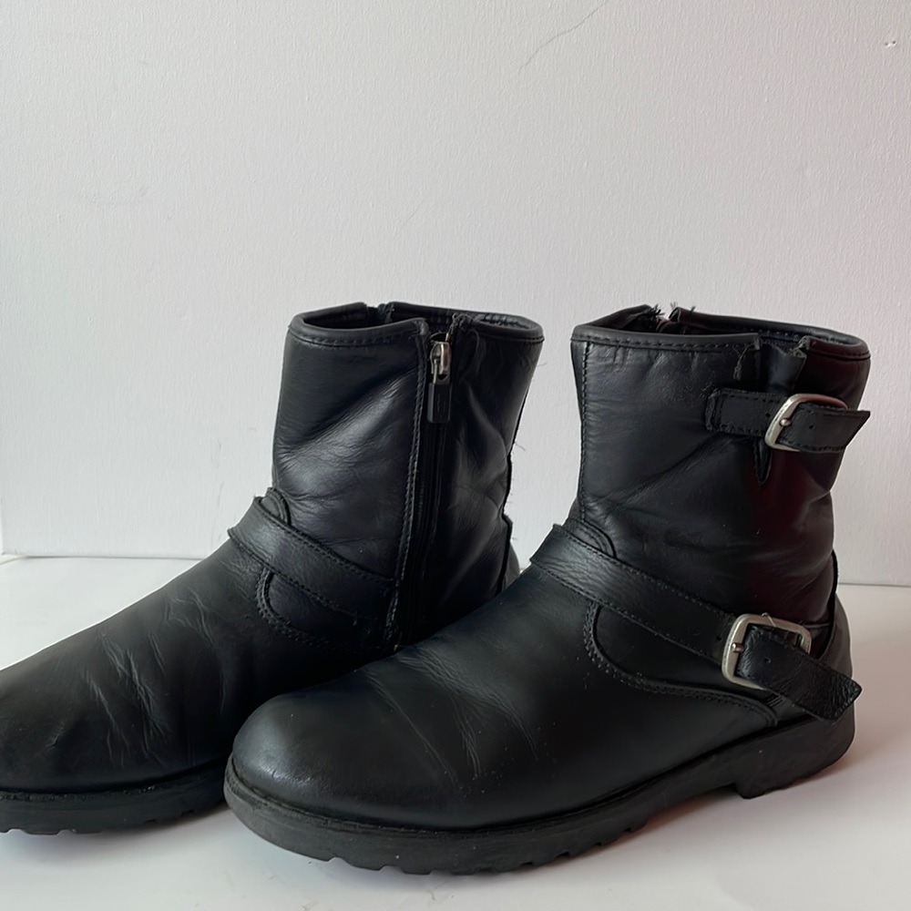 Women’s Ugg black leather short boots size 6-6.5